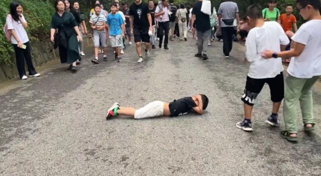 安徽一男孩爬山累了滚下山_爬山比跑步累_怀女孩累腰怀男孩累腿