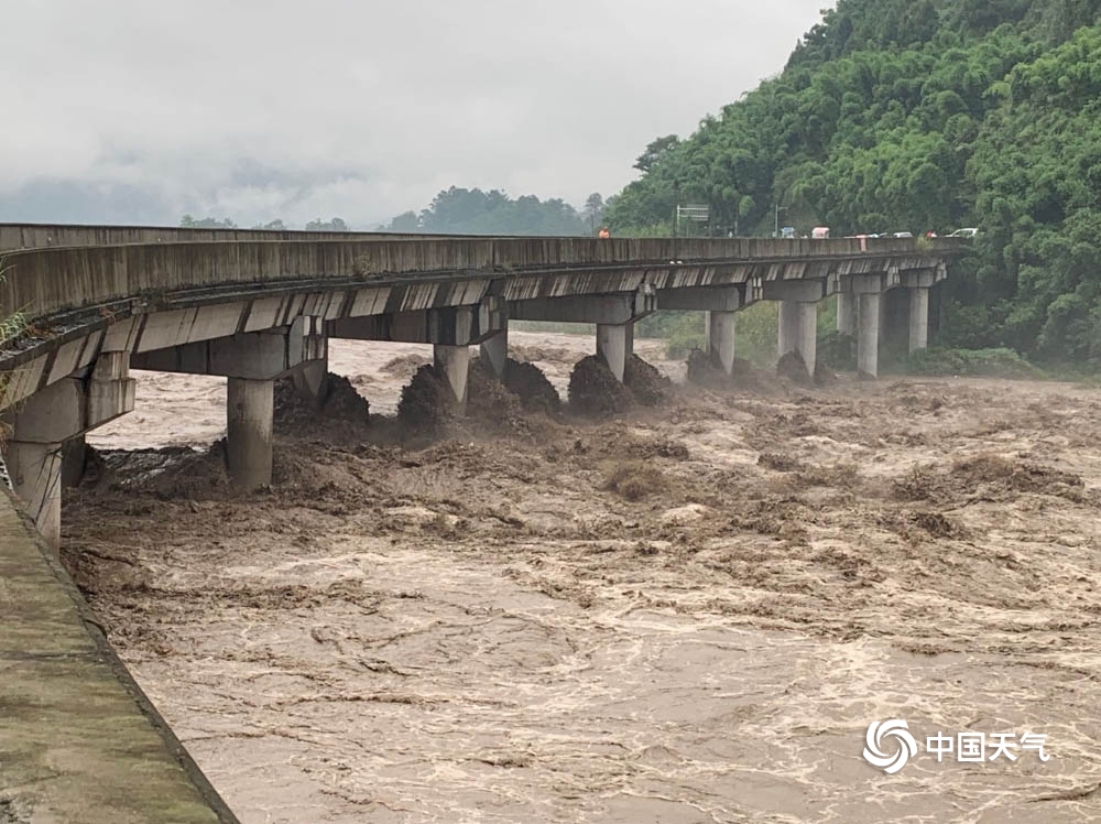 合肥突降暴雨_陕西临潼突降暴雨_四川达州持续高温后突降暴雨