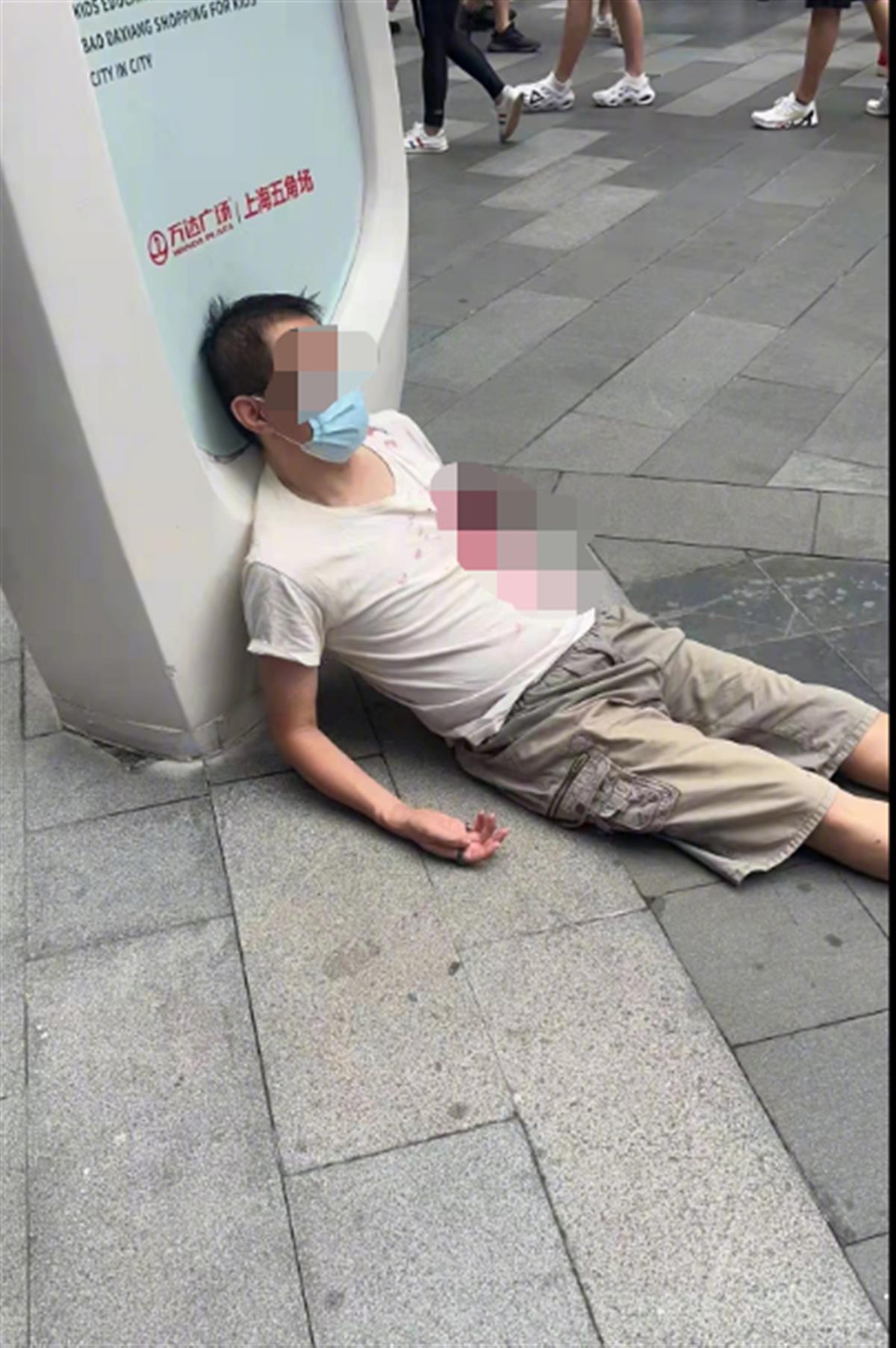女子被男子当街捅杀_上海男子当街被“捅”？系角色扮演_男子当街行凶连捅女子二十多刀
