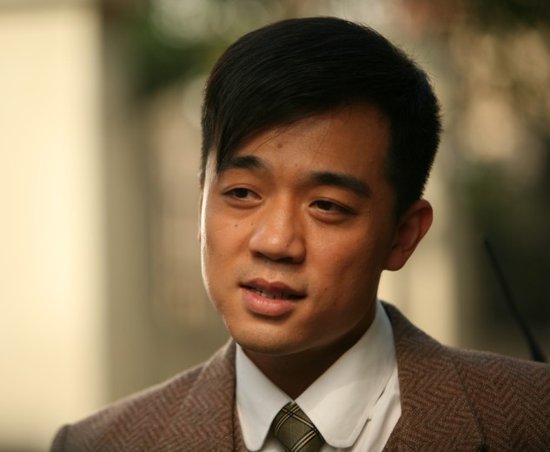 男子当街行凶连捅女子二十多刀_上海男子当街被“捅”？系角色扮演_女子被男子当街捅杀