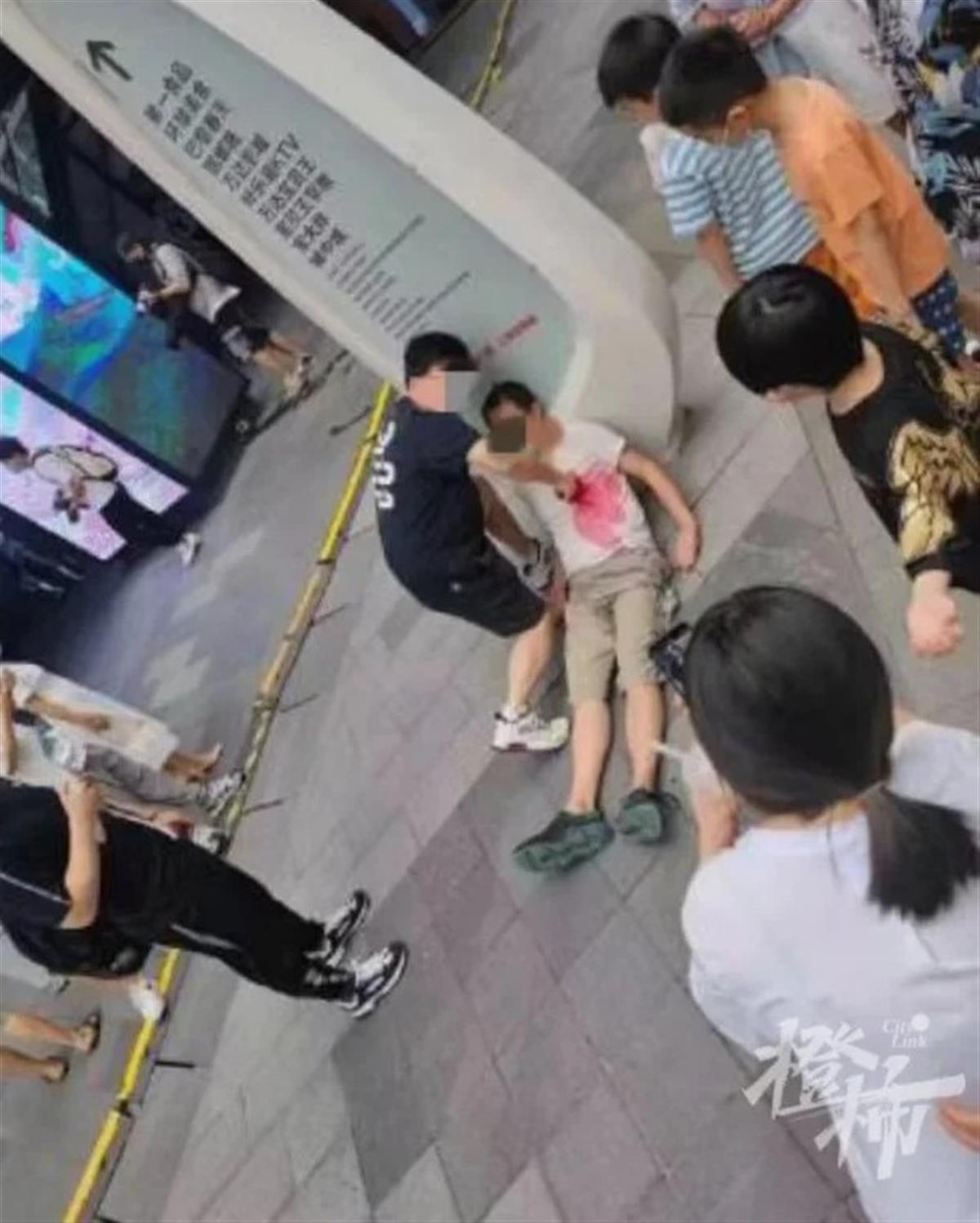 上海男子当街被“捅”？系角色扮演_男子当街持刀捅杀女子_湖北随州五旬男子被当街捅开胸膛身亡