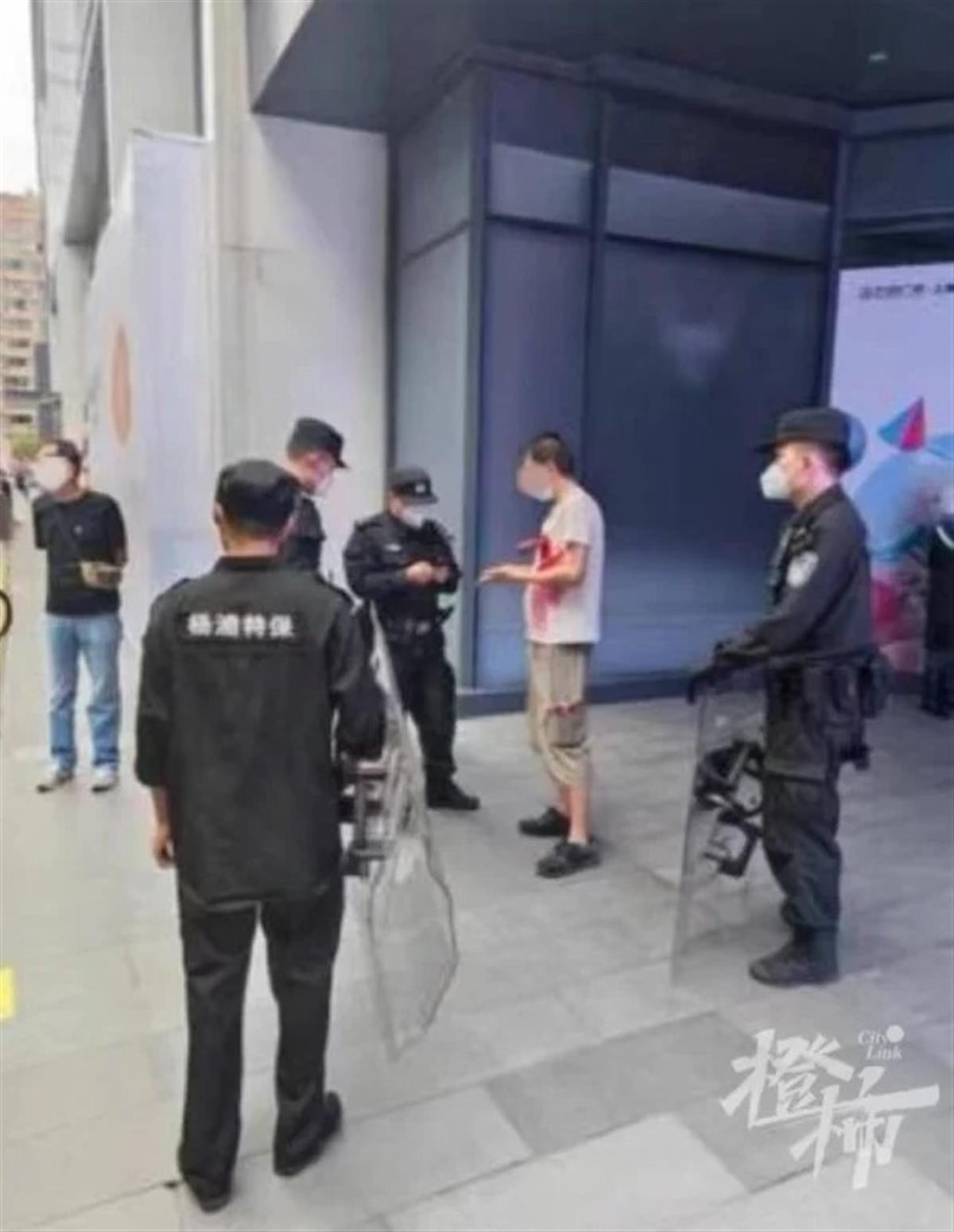 湖北随州五旬男子被当街捅开胸膛身亡_上海男子当街被“捅”？系角色扮演_男子当街持刀捅杀女子