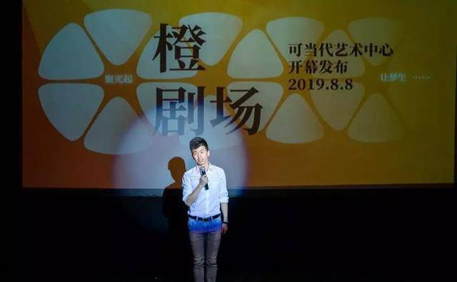 湖北随州五旬男子被当街捅开胸膛身亡_上海男子当街被“捅”？系角色扮演_男子当街持刀捅杀女子