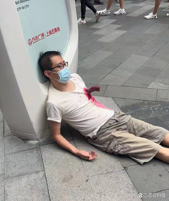 男子当街狂捅前妻_肉食系男子x草食系男子_上海男子当街被“捅”？系角色扮演