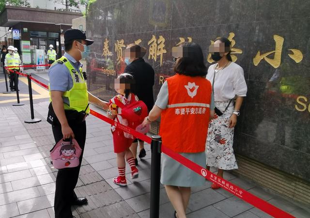 爸爸送女儿什么花_爸爸送女儿出嫁台词_爸爸将一年级女儿送错学校
