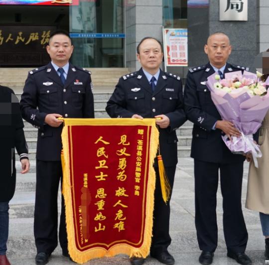 爸爸送女儿什么花_爸爸送女儿出嫁台词_爸爸将一年级女儿送错学校