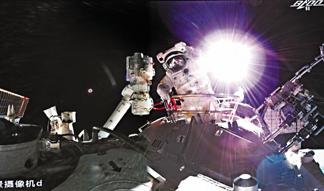 航天东方红航力片_航天员出舱影像为何背景一片漆黑_航天广电集团邱晓健背景