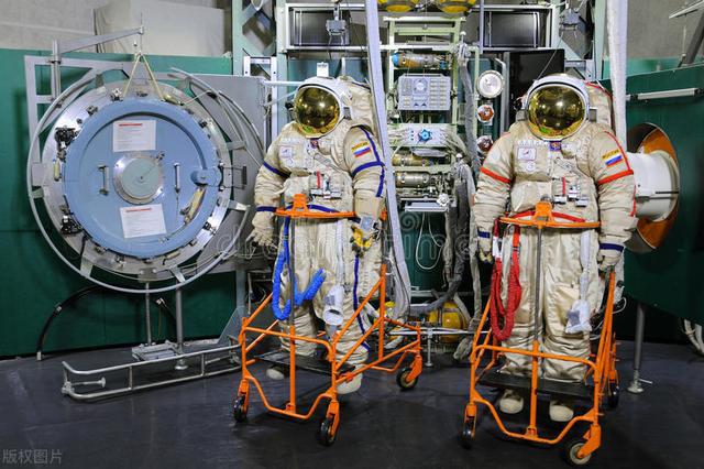 i航天东方红航力片_出中央伟员的风水祖坟_航天员出舱影像为何背景一片漆黑