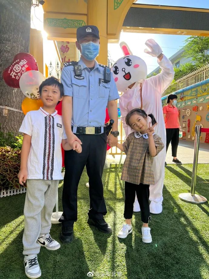 女儿送爸爸皮带好吗_爸爸可以送女儿玫瑰吗_爸爸将一年级女儿送错学校