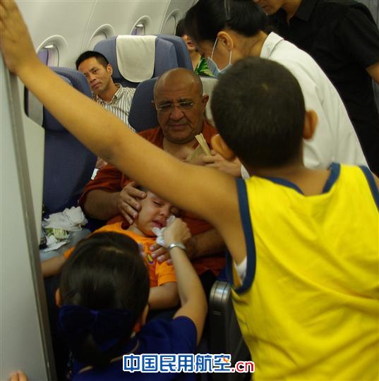 东航一航班紧急备降_东航救人紧急放油_东航南京到长沙航班