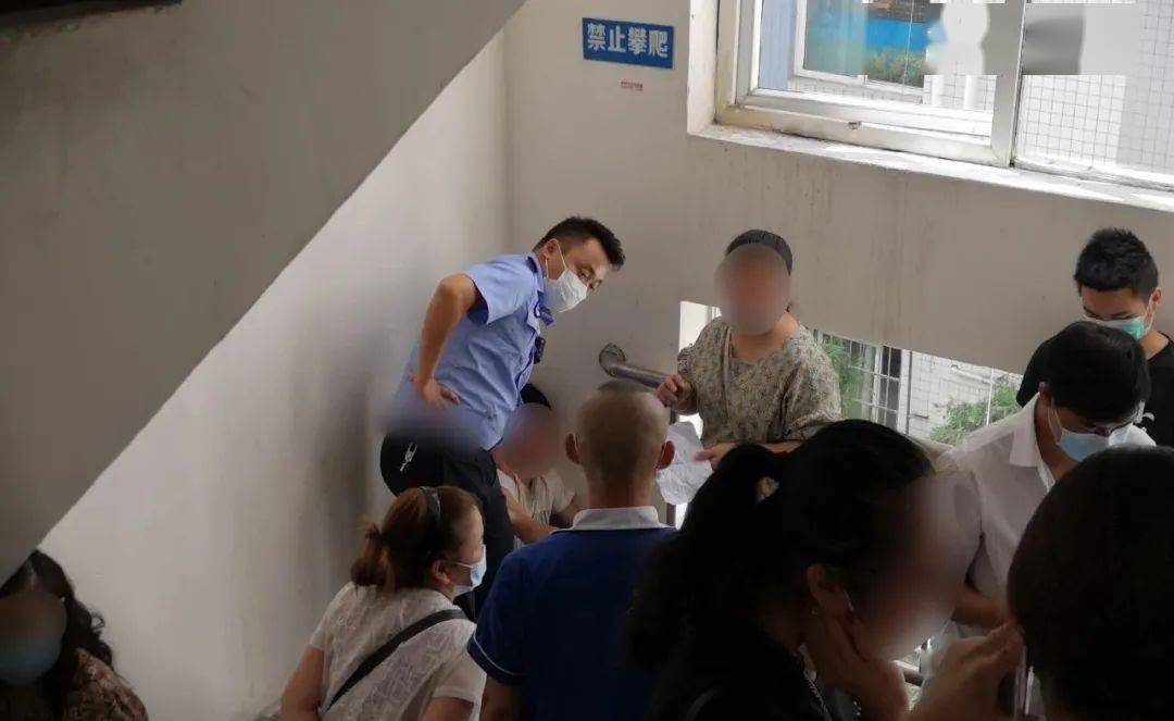 惩罚皮带抽打花核_河南一医院院长当街用皮带抽打女子_河南洛阳正骨医院院长