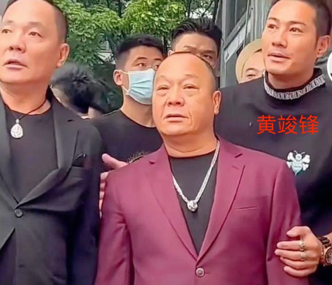 南京警方通报官员夫妇打人事件 被打护士未瘫痪_深圳警方通报港星黄竣锋餐厅遇袭_南京宝马案 警方通报