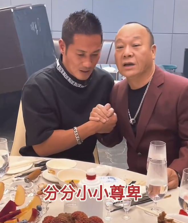 南京警方通报官员夫妇打人事件 被打护士未瘫痪_南京宝马案 警方通报_深圳警方通报港星黄竣锋餐厅遇袭