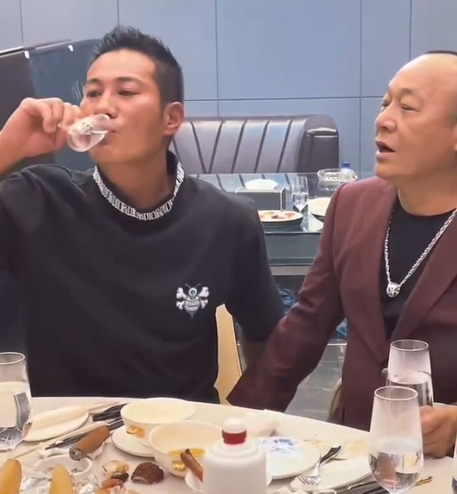 南京警方通报官员夫妇打人事件 被打护士未瘫痪_南京宝马案 警方通报_深圳警方通报港星黄竣锋餐厅遇袭