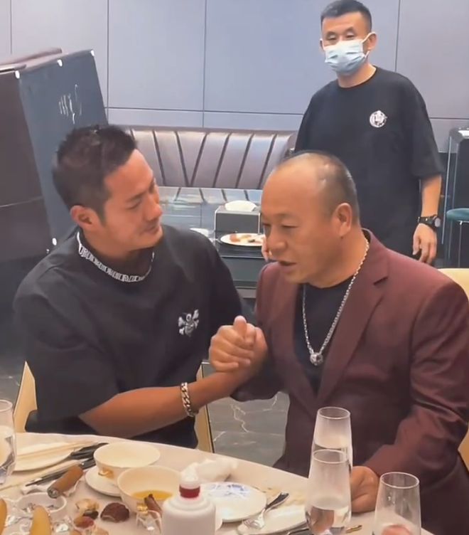 深圳警方通报港星黄竣锋餐厅遇袭_南京警方通报官员夫妇打人事件 被打护士未瘫痪_南京宝马案 警方通报