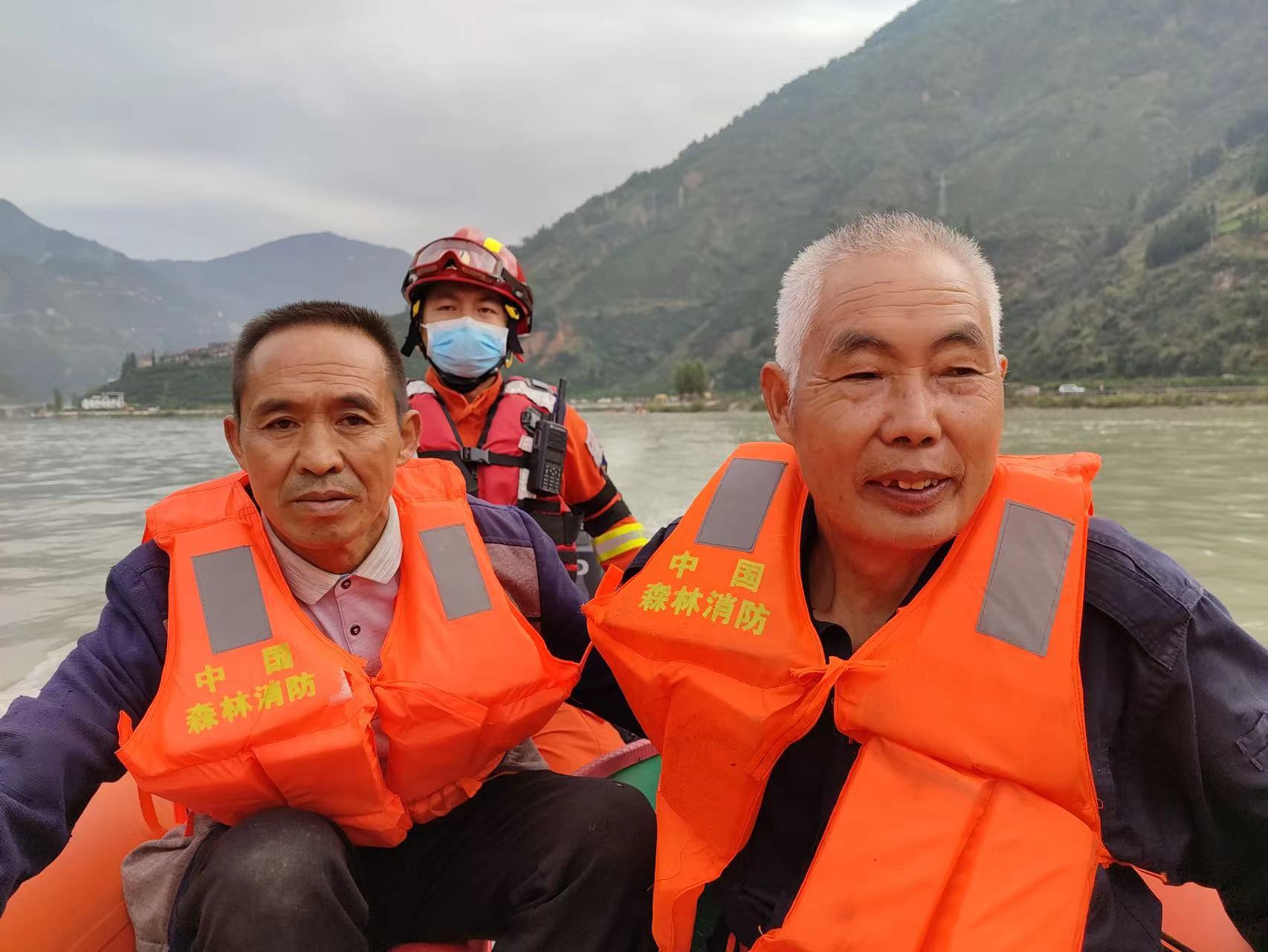 救援人员转移伤员。  本文图片均为四川省森林消防总队提供