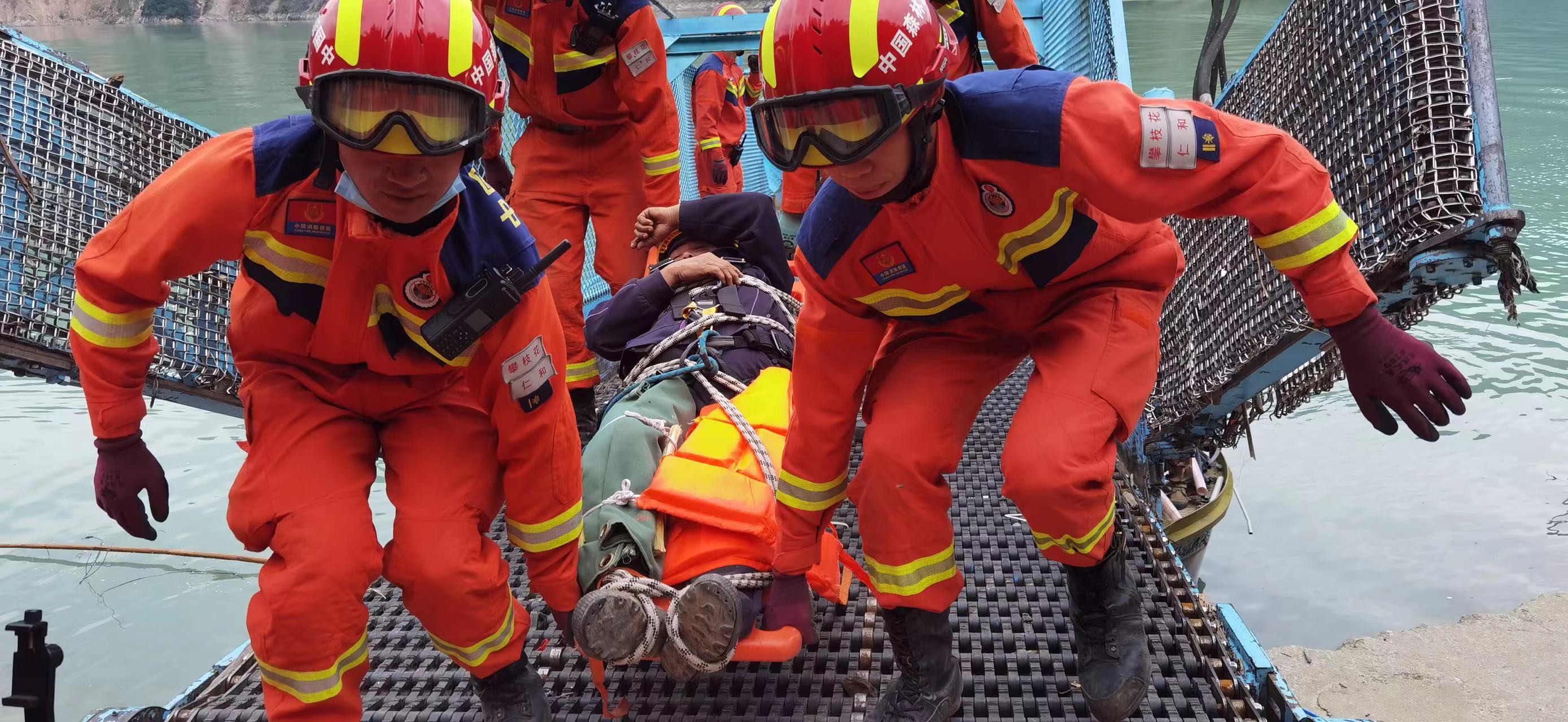 救援人员转移伤员。