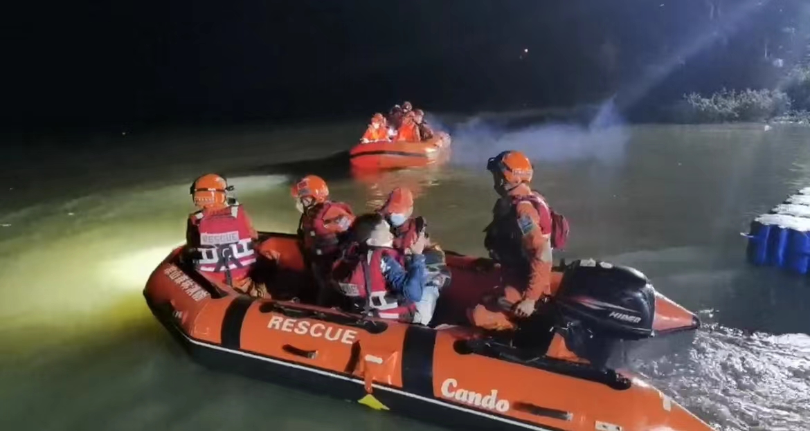 救援人员夜渡大渡河赶赴灾区。