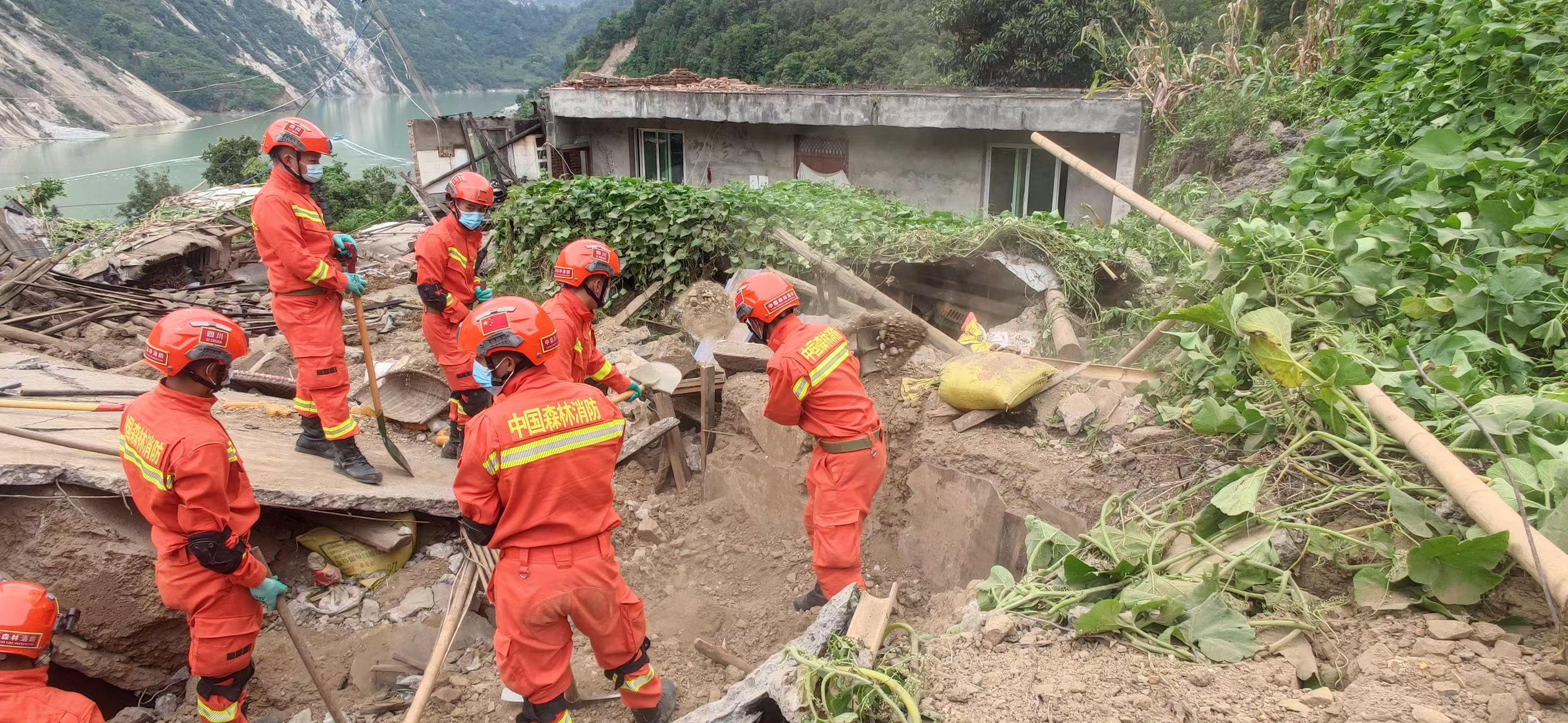 森林消防队员到达震区“孤岛”展开救援。