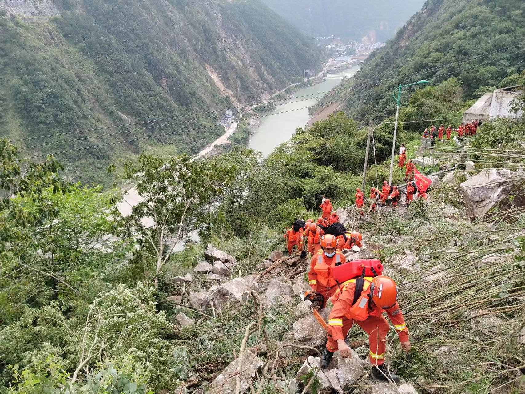 航拍泸定震中：救灾帐篷已搭建_救灾帐篷搭建方法_速开帐篷和搭建帐篷哪个耐用