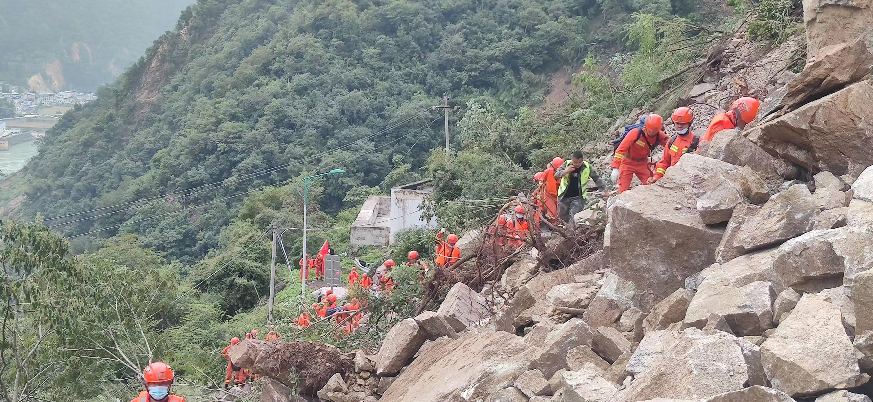 地震引发的落石阻断了道路，给救援人员的前行带来障碍。