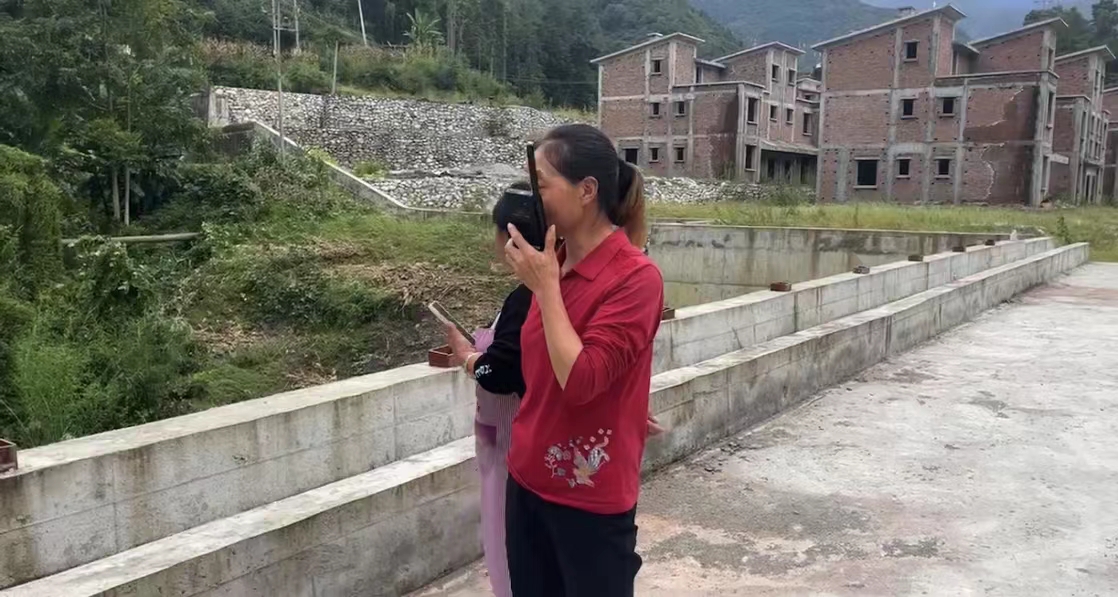 村民使用卫星电话给亲友报平安。