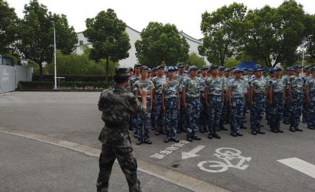 外卖小哥带新生军训_623分外卖小哥查分后淡定送外卖_中戏 新生军训照