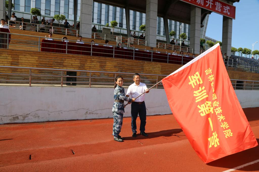 623分外卖小哥查分后淡定送外卖_外卖小哥带新生军训_中戏 新生军训照