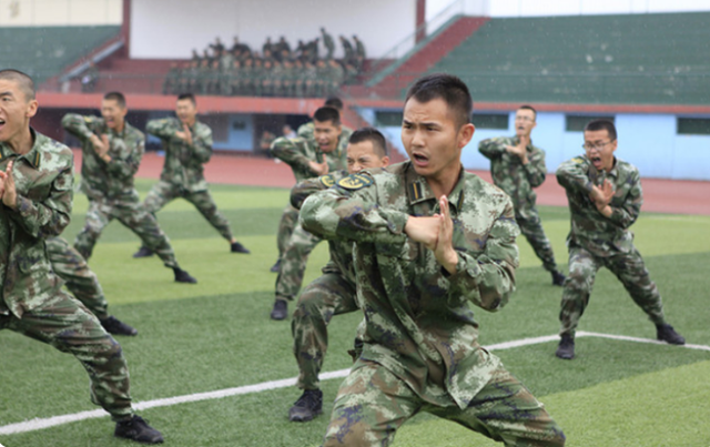 外卖小哥带新生军训_中戏 新生军训照_623分外卖小哥查分后淡定送外卖