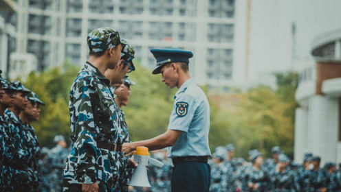 623分外卖小哥查分后淡定送外卖_外卖小哥带新生军训_中戏 新生军训照