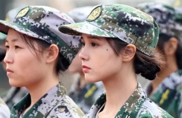 623分外卖小哥查分后淡定送外卖_中戏 新生军训照_外卖小哥带新生军训