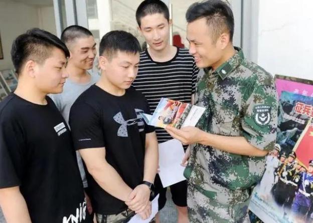 623分外卖小哥查分后淡定送外卖_中戏 新生军训照_外卖小哥带新生军训