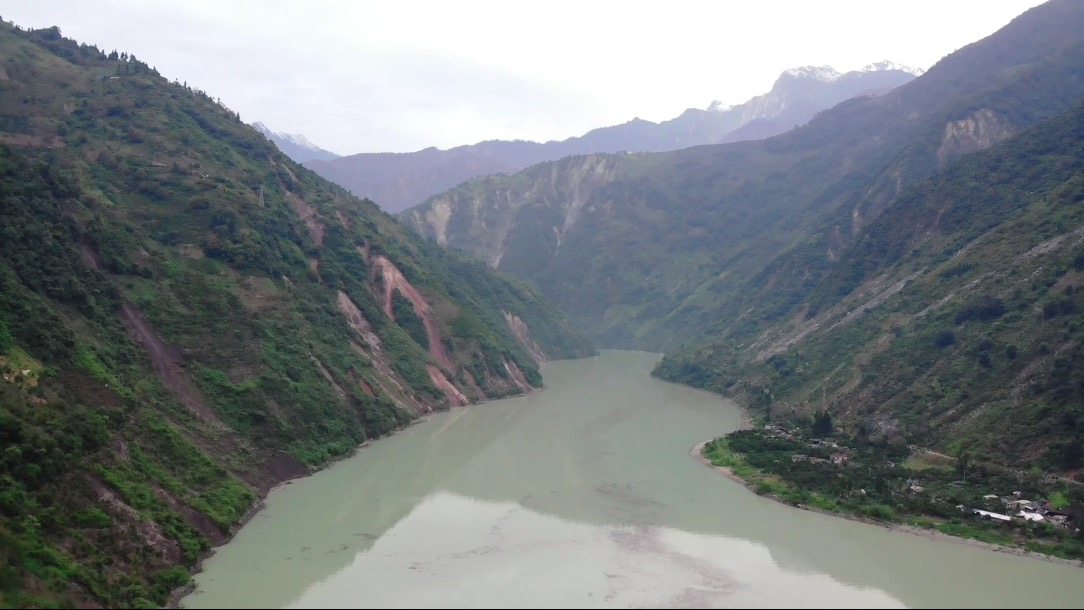 江苏师大通报22名学生患肺结核_小伙当街下跪挽留女友_老人当街给多名学生下跪 教育局通报