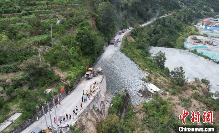 四川发生6.8级地震_四川地震前一天发生地光_日本近海发生9级强烈地震