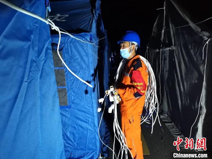 泸定县磨西镇大杉树村4组安置点电力抢险人员安装临时电源。　王鸿飞 摄