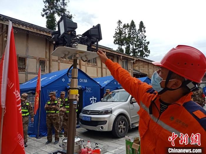 石棉县王岗坪挖角村集中安置点电力抢险人员正在接通应急照明。　郑旭 摄