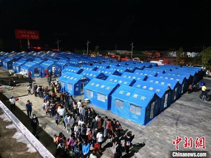 临时群众安置点100顶帐篷通电。　李龙 摄