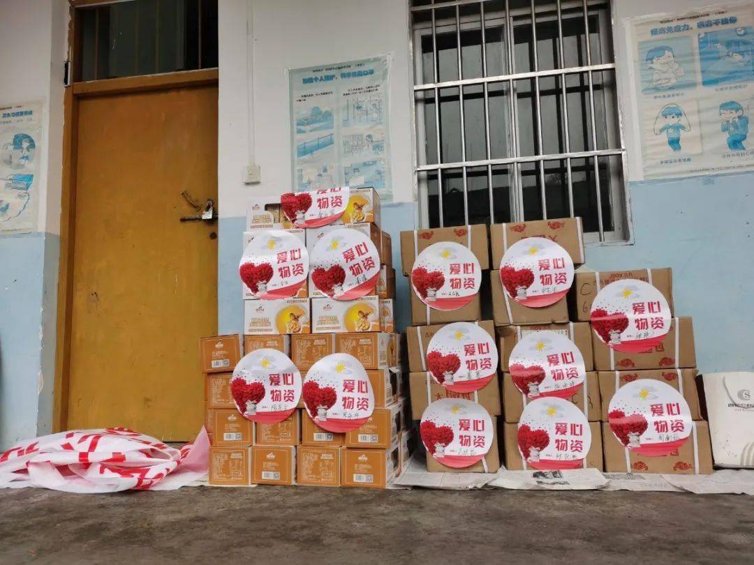 小学开学优秀黑板报_山村小学开学奖励优秀学生20头小猪_小学开学迎接学生老师