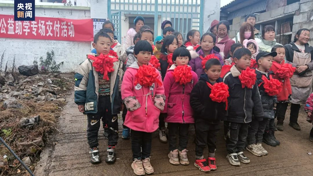 小学开学优秀黑板报_山村小学开学奖励优秀学生20头小猪_小学开学迎接学生老师