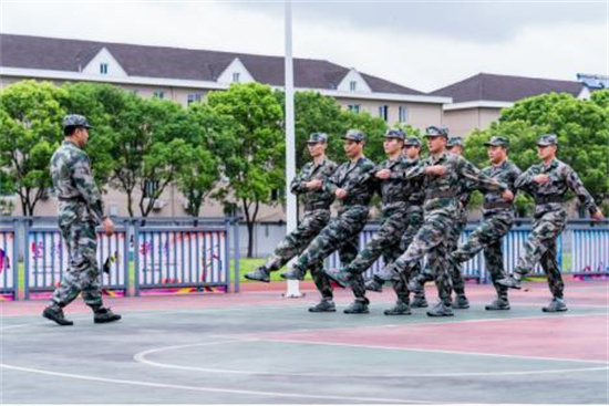 平湖林埭镇：退役“橄榄绿”进校园 助力美丽城镇新生军训