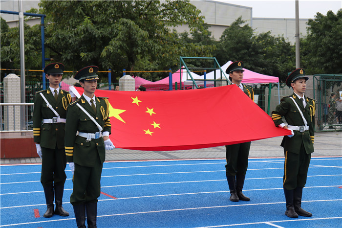 中戏新生军训撞脸_女兵退役带新生军训_中戏新生军训