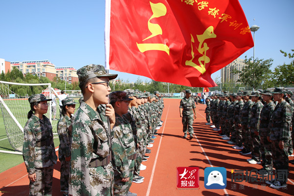 中戏新生军训_女兵退役带新生军训_中戏新生军训撞脸