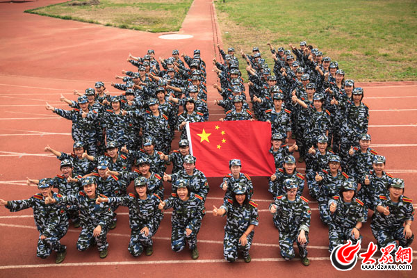 女兵退役带新生军训_中戏新生军训撞脸_中戏新生军训