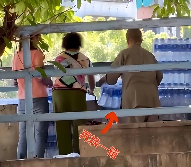 实拍大妈河边洗澡视频_大爷大妈河边“放生矿泉水”_大爷大妈穿校服过儿童节