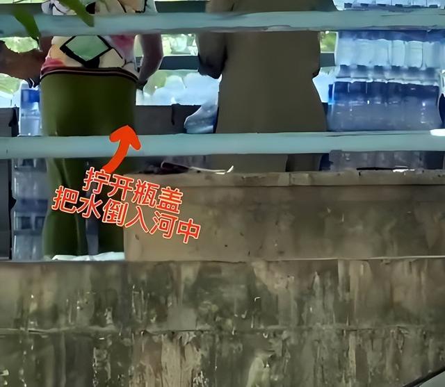 大爷大妈穿校服过儿童节_大爷大妈河边“放生矿泉水”_实拍大妈河边洗澡视频