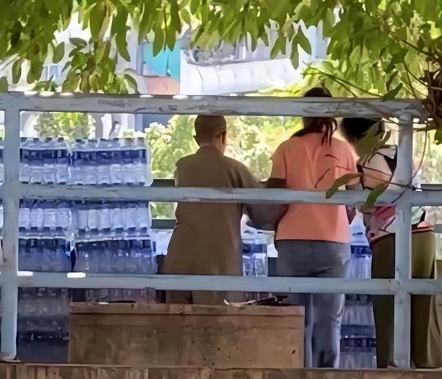 实拍大妈河边洗澡视频_大爷大妈河边“放生矿泉水”_大爷大妈穿校服过儿童节