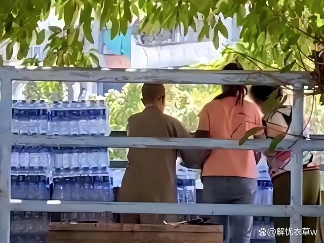 大爷大妈河边“放生矿泉水”_大爷和大妈打野图片_大爷疯狂追求大妈