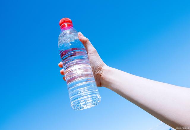 大爷疯狂追求大妈_大爷和大妈打野图片_大爷大妈河边“放生矿泉水”