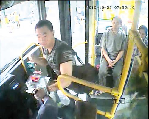 城管飞踹老人_司机抱老人下车_媒体评老人被踹下车:司机的责任呢