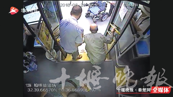 女子被指占座不让 抓住公交拉环飞踹老人 163_厦门一女子因被骂不让座抓住公交拉环飞踹老人_媒体评老人被踹下车：司机的责任呢